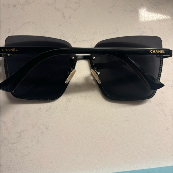 CHANEL Elegant Black Sunglasses